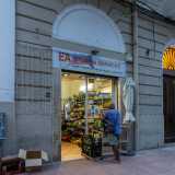 Capiamo di essere nella parte meno �nobile� di Madonnella dall�insegna di �EA store & services�: un negozietto gestito da due anni da una famiglia filippina 